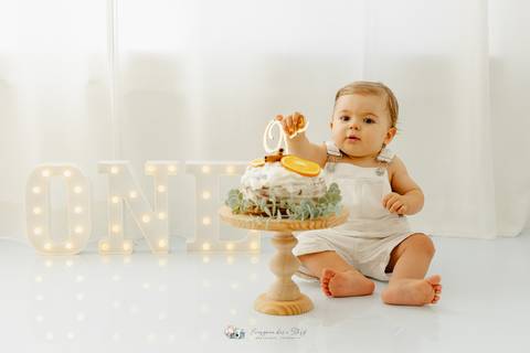Sessão Fotográfica Smash the Cake, comemoração do primeiro aniversário em Estúdio
Inês Valente Fotografia - Everyone has a Story com Estúdio em Queijas.'