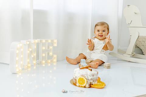 Sessão Fotográfica Smash the Cake, comemoração do primeiro aniversário em Estúdio
Inês Valente Fotografia - Everyone has a Story com Estúdio em Queijas.'