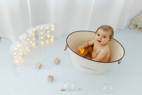 Sessão Fotográfica Smash the Cake, comemoração do primeiro aniversário em Estúdio
Inês Valente Fotografia - Everyone has a Story com Estúdio em Queijas.'