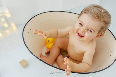 Sessão Fotográfica Smash the Cake, comemoração do primeiro aniversário em Estúdio
Inês Valente Fotografia - Everyone has a Story com Estúdio em Queijas.'