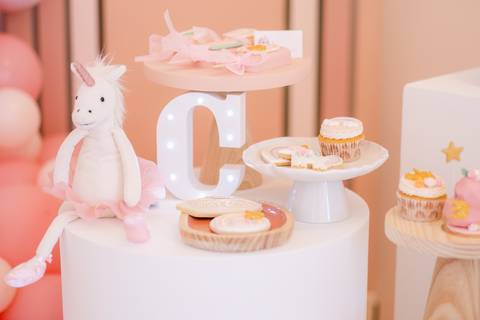 Fotografamos Festas de Aniversário Infantil, damos atenção a todos os pormenores tais como cenário, bolo, docinhos e salgados.
Inês Valente Fotografia - Everyone has a Story'