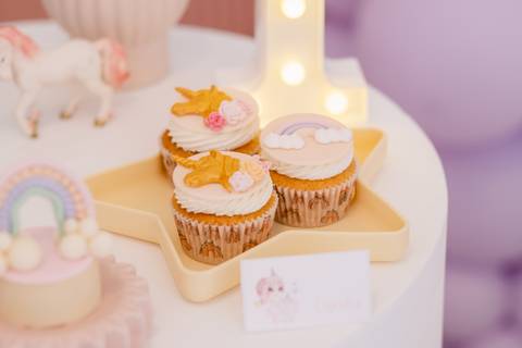 Fotografamos Festas de Aniversário Infantil, damos atenção a todos os pormenores tais como cenário, bolo, docinhos e salgados.
Inês Valente Fotografia - Everyone has a Story'