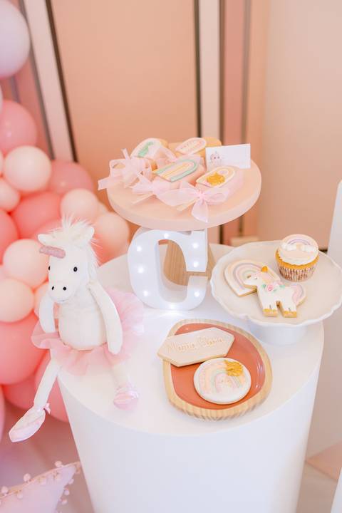 Fotografamos Festas de Aniversário Infantil, damos atenção a todos os pormenores tais como cenário, bolo, docinhos e salgados.
Inês Valente Fotografia - Everyone has a Story'