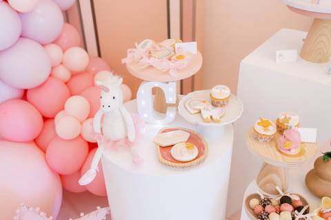 Fotografamos Festas de Aniversário Infantil, damos atenção a todos os pormenores tais como cenário, bolo, docinhos e salgados.
Inês Valente Fotografia - Everyone has a Story'