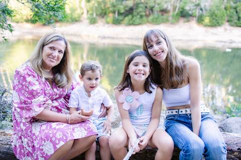 Sessão fotográfica Avós e Netos, um presente cheio de significado, afectos e memórias.
Inês Valente Fotografia - Everyone has a Story'