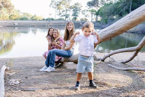 Sessão fotográfica Avós e Netos, um presente cheio de significado, afectos e memórias.
Inês Valente Fotografia - Everyone has a Story'