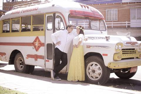 casal em frente Ônibus antigo'