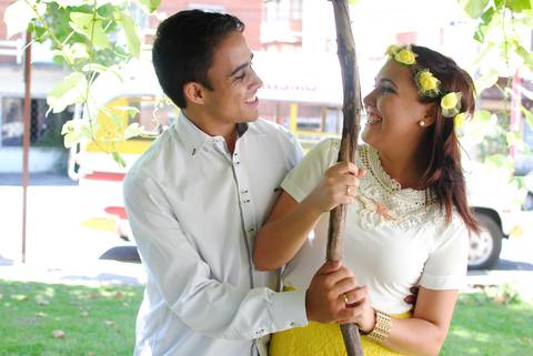 Casal namorando, ônibus antigo de fundo'