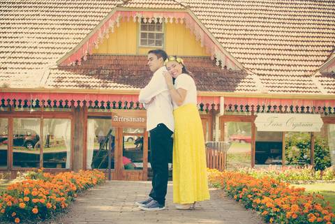 casal em frente a casa antiga'