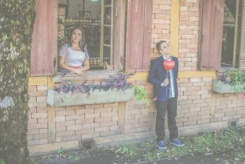 casal apaixonado na janela'