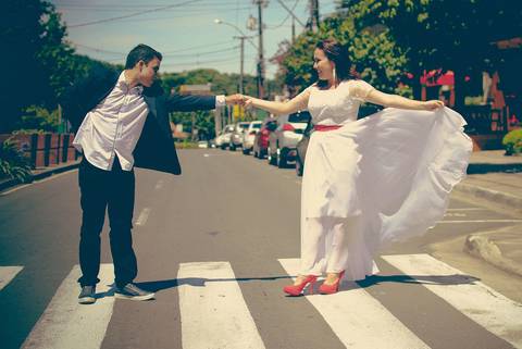 casal no meio da rua'