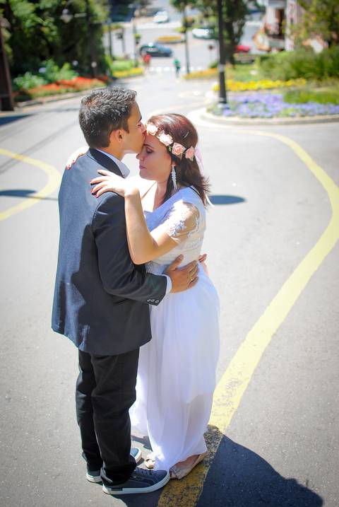 Casal em gramado na rua torta'