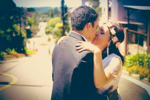 casal beijando na rua torta'