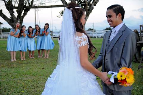 casal em pose madrinhas de fundo'