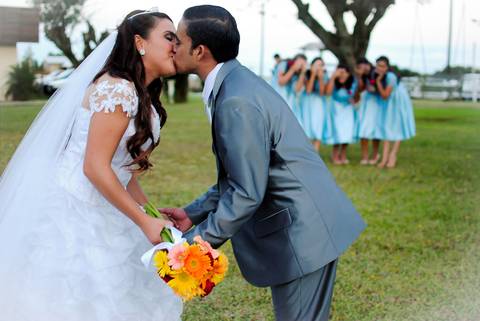 casal beijando, moças ao fundo'