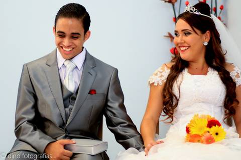 casal sorrindo, bíblia na mão'