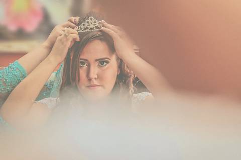 noiva colocando o véu'