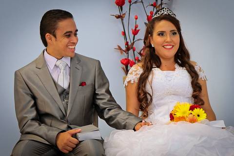 casal feliz no casamento'