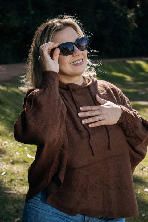 Patrícia-parque-getúlio-vargas-canoas-ensaio-externo-feminino-aniversário-loira-casaco-preto-calça-jeans-azul-jardim'