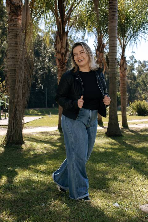 Patrícia-parque-getúlio-vargas-canoas-ensaio-externo-feminino-aniversário-loira-casaco-preto-calça-jeans-azul-jardim'