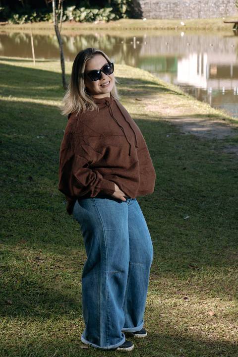 Patrícia-parque-getúlio-vargas-canoas-ensaio-externo-feminino-aniversário-loira-casaco-preto-calça-jeans-azul-jardim'