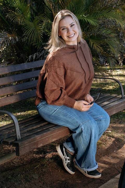 Patrícia-parque-getúlio-vargas-canoas-ensaio-externo-feminino-aniversário-loira-casaco-preto-calça-jeans-azul-jardim'