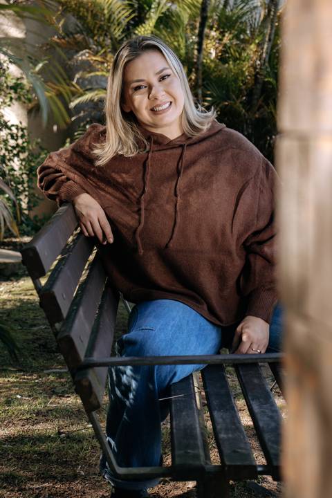Patrícia-parque-getúlio-vargas-canoas-ensaio-externo-feminino-aniversário-loira-casaco-preto-calça-jeans-azul-jardim-vela-faiscas-casaco-marrom '