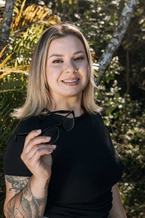 Patrícia-parque-getúlio-vargas-canoas-ensaio-externo-feminino-aniversário-loira-casaco-preto-calça-jeans-azul-jardim-vela-faiscas-casaco-marrom-óculos'
