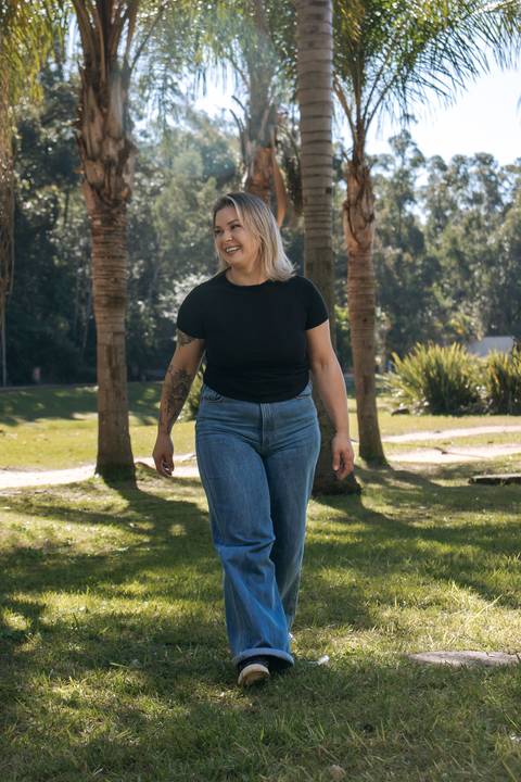 Patrícia-parque-getúlio-vargas-canoas-ensaio-externo-feminino-aniversário-loira-casaco-preto-calça-jeans-azul-jardim-vela-faiscas-casaco-marrom-óculos'
