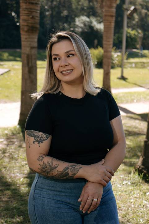 Patrícia-parque-getúlio-vargas-canoas-ensaio-externo-feminino-aniversário-loira-casaco-preto-calça-jeans-azul-jardim-vela-faiscas-casaco-marrom-óculos'