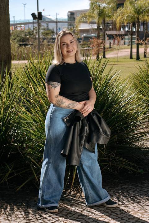 Patrícia-parque-getúlio-vargas-canoas-ensaio-externo-feminino-aniversário-loira-casaco-preto-calça-jeans-azul-jardim-vela-faiscas-casaco-marrom-óculos'