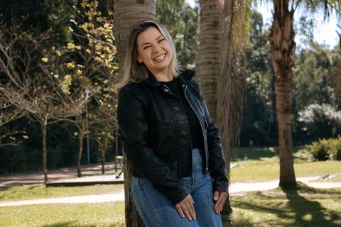 Patrícia-parque-getúlio-vargas-canoas-ensaio-externo-feminino-aniversário-loira-casaco-preto-calça-jeans-azul-jardim'