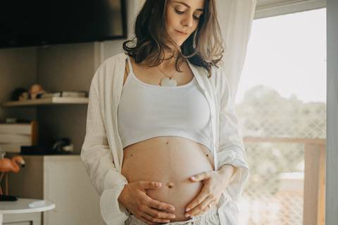 foto de gestante em casa'