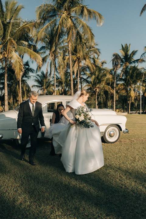 Noiva e noivo no campo – casamento em Marília – Damelie Fotografia'