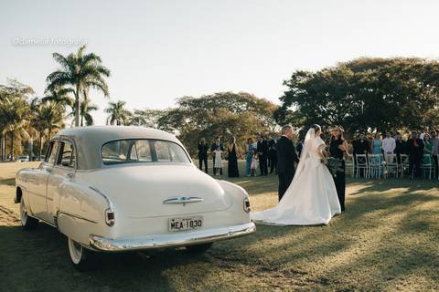 Noiva e noivo no campo – casamento em Marília – Damelie Fotografia'