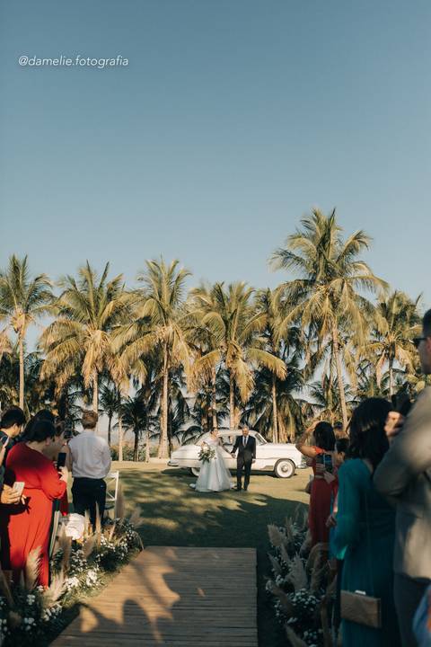 Noiva e noivo no campo – casamento em Marília – Damelie Fotografia'