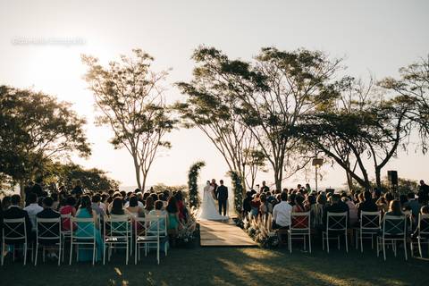 Noiva e noivo no campo – casamento em Marília – Damelie Fotografia'