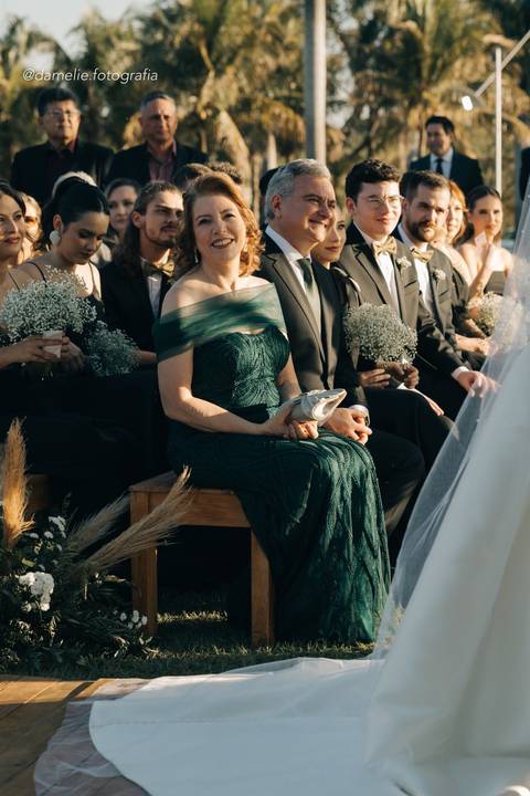 Noiva e noivo no campo – casamento em Marília – Damelie Fotografia'