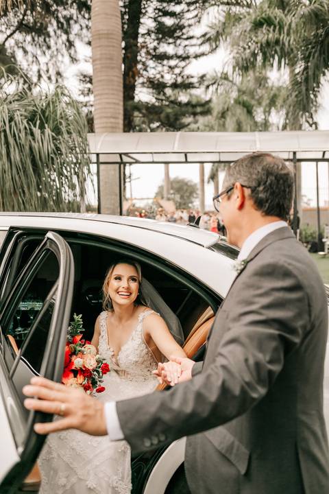 entrada da noiva no Buffet Santa Felicidade'