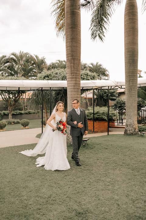 entrada da noiva no Buffet Santa Felicidade'