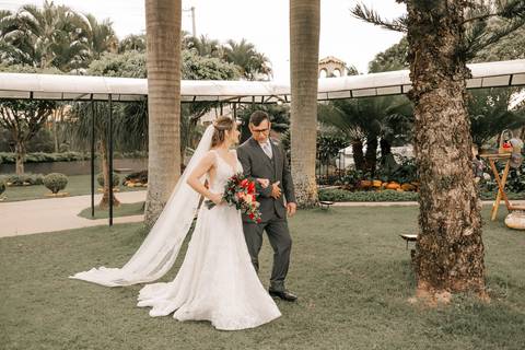 entrada da noiva no Buffet Santa Felicidade'