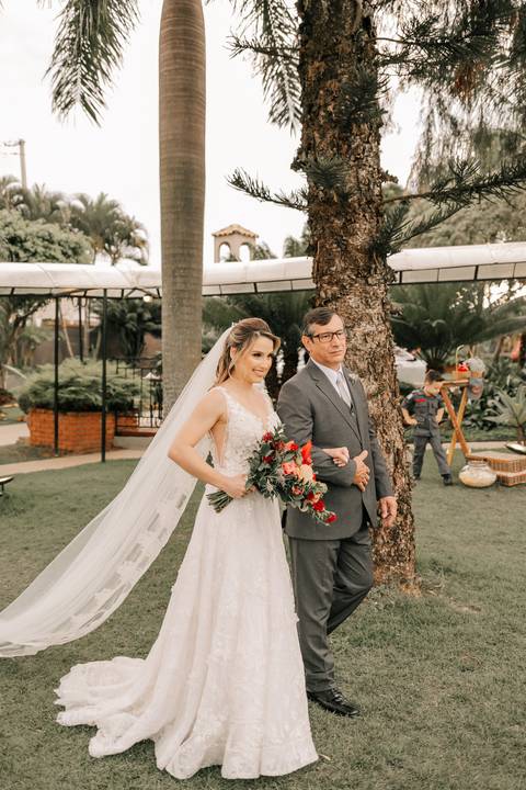 entrada da noiva no Buffet Santa Felicidade'