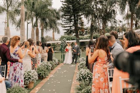 entrada da noiva no Buffet Santa Felicidade'