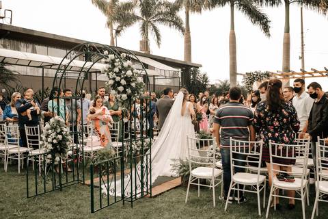 entrada da noiva no Buffet Santa Felicidade'