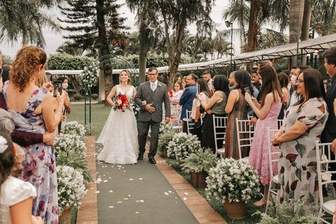 entrada da noiva no Buffet Santa Felicidade'