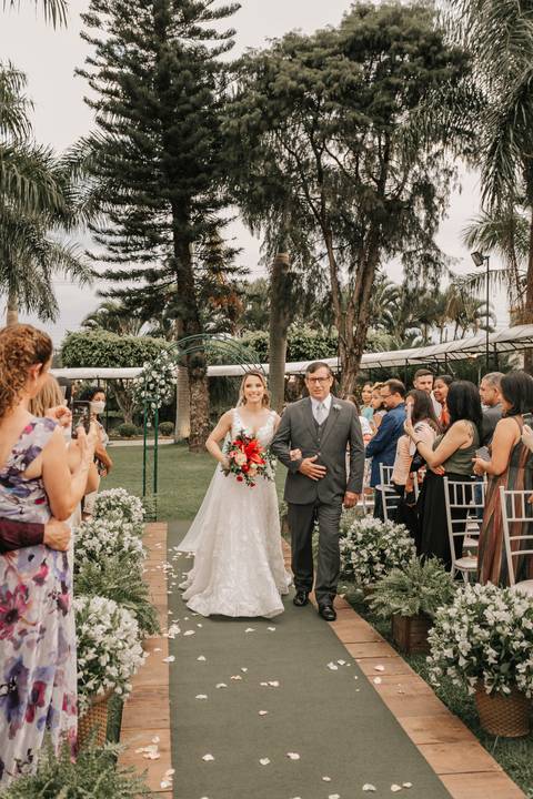 entrada da noiva no Buffet Santa Felicidade'