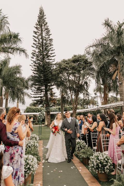 entrada da noiva no Buffet Santa Felicidade'