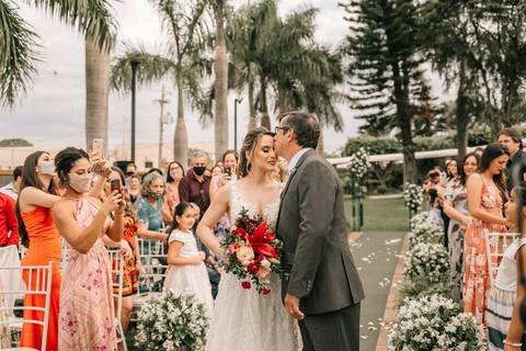 entrada da noiva no Buffet Santa Felicidade'