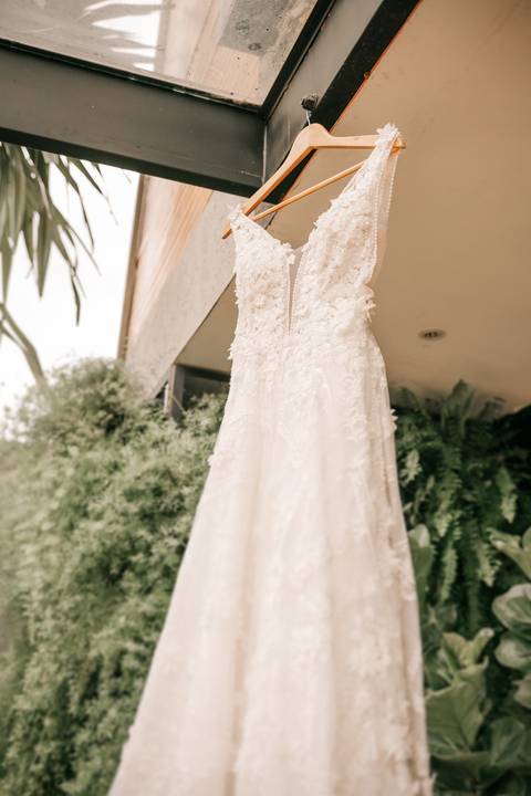 vestido da noiva pendurado'