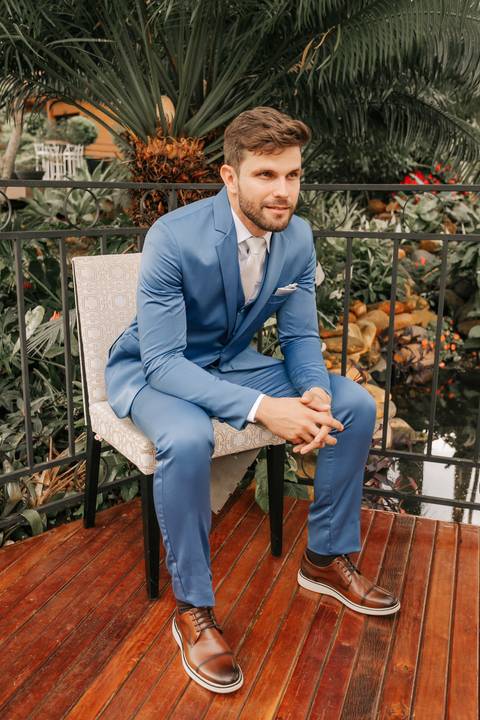 noivo com terno azul claro'